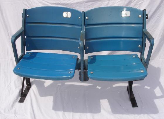 New York Yankee Stadium dual plastic seats # 3 & # 4 removed from the stadium in December 2000 and comes with a certificate of authenticity
